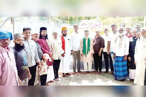 ಕಂಪ್ಲಿಯಲ್ಲಿ ನಡೆದ ಉರುಸು ಕಾರ್ಯಕ್ರಮದಲ್ಲಿ ಧರ್ಮಗುರು ಸೈಯ್ಯದ್ ಷಾಹ್ ಖಾಜಾ ಮೈನುದ್ದೀನ್ ಖಾದ್ರಿ, ಶಾಸಕ ಜೆ.ಎನ್. ಗಣೇಶ್, ಎಂ. ಹುಸೇನ್ ಬಾಷಾ, ಕೆ. ಮಸ್ತಾನ್ ಸಾಬ್, ಅಬ್ದುಲ್ ಕರೀಮ್, ಅಕ್ಕಿ ಜಿಲಾನ್ ಇತರರು ಇದ್ದರು.