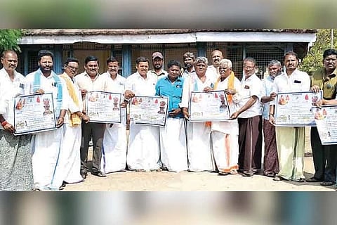 ಕಂಪ್ಲಿಯಲ್ಲಿ ವಾಲ್ಮೀಕಿ ಜಾತ್ರೆ ಭಿತ್ತಿಪತ್ರಗಳನ್ನು ವಾಲ್ಮೀಕಿ ನಾಯಕ ಮಹಾಸಭಾ ತಾಲೂಕು ಅಧ್ಯಕ್ಷ ನೀರಗಂಟಿ ವೀರೇಶ್ ಬಿಡುಗಡೆಗೊಳಿಸಿದರು. ಪ್ರಮುಖರಾದ ಬಿ.ನಾರಾಯಣಪ್ಪ, ವಾಲ್ಮೀಕಿ ಈರಣ್ಣ, ವೆಂಕೋಬಣ್ಣ, ನಾಗಭೂಷಣ, ದುರುಗಪ್ಪ ಇತರರಿದ್ದರು.