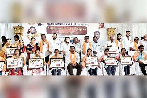 ವೀರಶೈವ ಲಿಂಗಾಯತ ಮಹಾವೇದಿಕೆ ಜಿಲ್ಲಾಧ್ಯಕ್ಷ ಹೊಸಕೋಟೆ ಜಗದೀಶ್ ಹುಟ್ಟುಹಬ್ಬದ ನಿಮಿತ್ತ ಕಂಪ್ಲಿಯಲ್ಲಿ ಪ್ರತಿಭಾ ಪುರಸ್ಕಾರ ಕಾರ್ಯಕ್ರಮ ನಡೆಯಿತು. ಪ್ರಮುಖರಾದ ಪ್ರಶಾಂತ್ ಕಲ್ಲೂರ್, ಬಳೆ ಮಲ್ಲಿಕಾರ್ಜುನ, ಬಿ.ಎಂ.ಕರಿಬಸಯ್ಯ, ಬಿ.ಎಂ.ಪುಷ್ಪ ರುದ್ರಯ್ಯ ಇತರರಿದ್ದರು.’