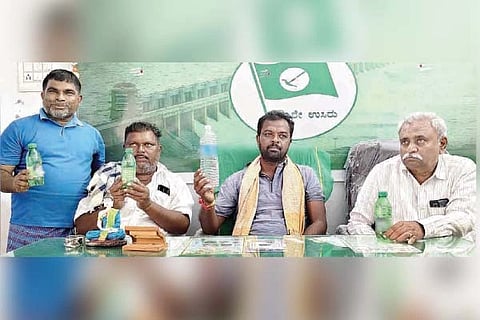 ಕಂಪ್ಲಿ ಸಮೀಪದ ಎಮ್ಮಿಗನೂರು ರೈತ ಸಂಘದ ಕಚೇರಿಯಲ್ಲಿ ಹುಳುಗಳಿರುವ ಕುಡಿವ ನೀರಿನ ಬಾಟಲ್, ಅವಧಿ ಮೀರಿದ ಕೂಲ್ಡ್ರಿಂಕ್ಸ್ ಪ್ರದರ್ಶಿಸಿದರು. ರೈತ ಸಂಘದ ತಾಲೂಕು ಅಧ್ಯಕ್ಷ ವಿ.ವೀರೇಶ್, ಎಸ್ಡಿಎಂಸಿ ಅಧ್ಯಕ್ಷ ಬಿ.ರಾಜು ಇದ್ದರು.