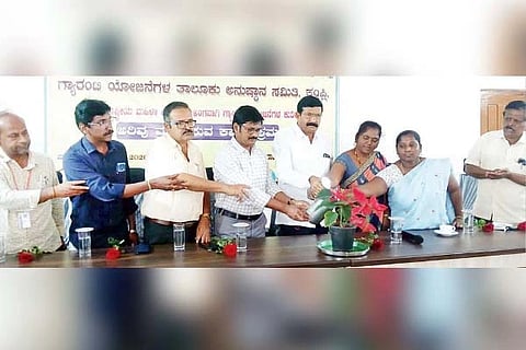 ಕಂಪ್ಲಿ ತಾಪಂ ಸಭಾಂಗಣದಲ್ಲಿ ಗ್ಯಾರಂಟಿ ಯೋಜನೆಗಳ ಅರಿವು ಮೂಡಿಸುವ ಕಾರ್ಯಕ್ರಮಕ್ಕೆ ತಾಲೂಕು ಸಮಿತಿ ಅಧ್ಯಕ್ಷ ಕೆ.ಶ್ರೀನಿವಾಸರಾವ್ ಚಾಲನೆ ನೀಡಿದರು. ತಾಪಂ ಇಒ ಆರ್.ಕೆ.ಶ್ರೀಕುಮಾರ್, ಪ್ರಮುಖರಾದ ಕೆ.ಎಸ್.ಮಲ್ಲನಗೌಡ, ಸಿ.ವಿಜಯಲಕ್ಷ್ಮೀ, ರೇಣುಕಮ್ಮ ಇತರರಿದ್ದರು.