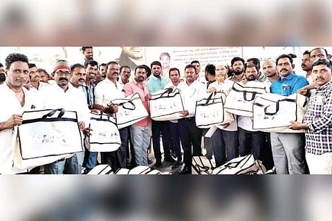 ಕಂಪ್ಲಿ ತಾಲೂಕಿನ ಕಟ್ಟಡ ಮತ್ತು ಇತರೆ ನಿರ್ಮಾಣ ಕಾರ್ಮಿಕರಿಗೆ ಕಾರ್ಮಿಕ ನಿರೀಕ್ಷಕ ಶಿವಶಂಕರ ಬಿ.ತಳವಾರ ಸುರಕ್ಷತಾ ಕಿಟ್‌ಗಳನ್ನು ವಿತರಿಸಿದರು. ಪ್ರಮುಖರಾದ ವಿರೂಪಾಕ್ಷಿ, ಶಿವಕುಮಾರಗೌಡ, ಐ.ಹೊನ್ನೂರಸಾಬ್, ಪಂಪಾಪತಿ ಇಂಗಳಗಿ, ಆರ್.ನಾಗರಾಜ ಇತರರಿದ್ದರು.