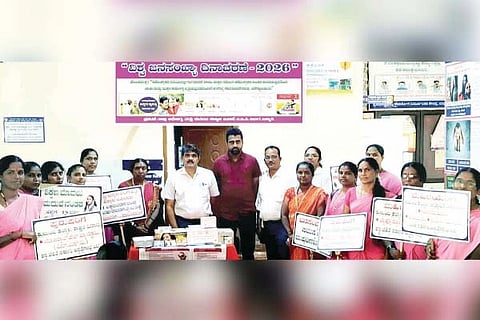 ವಿಶ್ವ ಜನಸಂಖ್ಯಾ ದಿನಾಚರಣೆ ನಿಮಿತ್ತ ಕಂಪ್ಲಿ ಸಮುದಾಯ ಆರೋಗ್ಯ ಕೇಂದ್ರದಲ್ಲಿ ನಡೆದ ಜಾಗೃತಿ ಕಾರ್ಯಕ್ರಮದಲ್ಲಿ ಭಿತ್ತಿಪತ್ರಗಳನ್ನು ಪ್ರದರ್ಶಿಸಲಾಯಿತು. ಡಾ.ರವೀಂದ್ರ ಕನಕೇರಿ, ಡಾ.ವೀರೇಶ್, ರೇಣುಕಾ, ಕೆ.ಶೋಭಾ ಇತರರಿದ್ದರು.