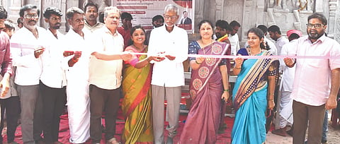 ವಡಗೇರಾ ತಾಲೂಕಿನ ಹೈಯ್ಯಾಳ (ಬಿ) ಗ್ರಾಮದಲ್ಲಿ ಮಂಗಳವಾರ ಹಮ್ಮಿಕೊಂಡ ಉಚಿತ ಆರೋಗ್ಯ ಶಿಬಿರವನ್ನು ಯಾದಗಿರಿ ನಗರಾಭಿವೃದ್ಧಿ ಪ್ರಾಽಕಾರದ ಅಧ್ಯಕ್ಷ ಬಾಬುರಾವ ಕಾಡ್ಲೂರು ಚಾಲನೆ ನಿಡಿದರು. ಖ್ಯಾತ ವೈದ್ಯ ಡಾ.ಎಸ್.ಬಿ.ಕಾಮರಡ್ಡಿ, ಮೌನೇಶ ಪೂಜÁರಿ, ಮಲ್ಲಮ್ಮ ಕೊಮಾರ, ನೀಲಮ್ಮ ಕಣೆಕಲï, ಶಿವರಾಜ ಹಾಲಗೇರಾ, ಅಬ್ದುಲï ಚಿಗನೂರ್, ಶರಣಪ್ಪ ಕ್ಯಾತ್ನಾಳ, ಮುಕೇಶ್ ಇತರರಿದ್ದರು.