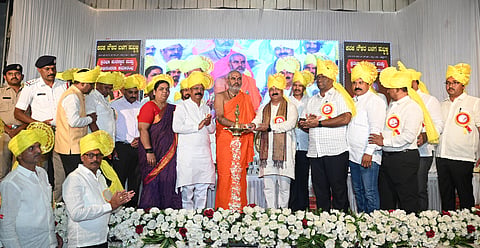 ಹುಬ್ಬಳ್ಳಿಯಲ್ಲಿ ಕನಕ ನೌಕರ ಬಳಗದಿಂದ ಭಾನುವಾರ ಏರ್ಪಡಿಸಿದ್ದ ಎಸ್‌ಎಸ್‌ಎಲ್‌ಸಿ ಮತ್ತು ಪಿಯುಸಿ ವಿದ್ಯಾರ್ಥಿಗಳ ಪ್ರತಿಭಾ ಪುರಸ್ಕಾರ ಸಮಾರಂಭವನ್ನು ಶಾಸಕ ಮಹೇಶ ಟೆಂಗಿನಕಾಯಿ ಉದ್ಘಾಟಿಸಿದರು. ಶ್ರೀ ನಿರಂಜನಾನಂದಪುರಿ ಸ್ವಾಮೀಜಿ, ಬಸವರಾಜ ಗುರಿಕಾರ, ಕುಸುಮಾವತಿ ಶಿವಳ್ಳಿ, ಬೀರಪ್ಪ ಖಂಡೇಕರ್, ಎಚ್.ಎಂ. ಫಡ್ನೇಶಿ, ಸಂದೀಪ ಬೂದಿಹಾಳ, ಇತರರಿದ್ದರು.
