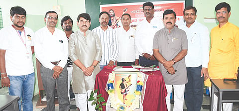 ಕಲಬುರಗಿಯ ಎಂ.ಎನ್​.ದೇಸಾಯಿ ಪದವಿ ಕಾಲೇಜಿನಲ್ಲಿ ಬುಧವಾರ ಆಯೋಜಿಸಿದ್ದ ಕನಕ ದರ್ಶನ ಉಪನ್ಯಾಸ ಕಾರ್ಯಕ್ರಮದಲ್ಲಿ ಡಾ.ಶಿವರಂಜನ್​ ಸತ್ಯಂಪೇಟೆ, ತಿರುಪತಿ ಹತ್ತಿಕಟಗಿ, ಜಗನ್ನಾಥ್​ ನಾಗೂರ, ಕಾಶಿನಾಥ್​ ಮರತೂರ, ಹಣಮಂತ ಅಟ್ಟೂರ, ಗುಂಡಣ್ಣ ಡಿಗ್ಗಿ, ಸಂದೀಪ್​ ದೇಸಾಯಿ ಇತರರಿದ್ದರು.