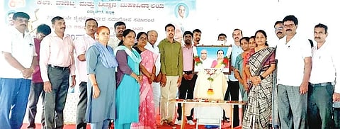 Kanakadas college ಹುಬ್ಬಳ್ಳಿಯ ಕನಕದಾಸ ಶಿಕ್ಷಣ ಸಂಸ್ಥೆಯ ಮಹಾವಿದ್ಯಾಲಯದಲ್ಲಿ ಡಾ. ಬಿ.ಎಫ್. ದಂಡಿನ ಅಮರ ನೆನಪು ಕಾರ್ಯಕ್ರಮದಲ್ಲಿ ಡಾ. ಶಾಂತಣ್ಣ ಕಡಿವಾಲ, ಸಂಕೇತ ದಂಡಿನ, ಡಾ. ಬಸವರಾಜ ಮಡ್ಲಿ, ಡಾ. ಎಚ್​.ವಿ. ಬೆಳಗಲಿ, ನಜೀರ ಅಹ್ಮದ ಕೋಲಕಾರ ಇತರರು ಪಾಲ್ಗೊಂಡಿದ್ದರು.