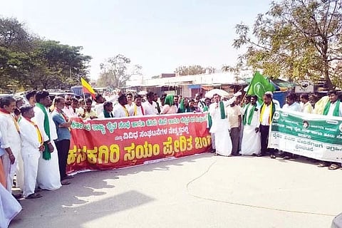 ಬಂದ್ ನಿಮಿತ್ತ ಕನಕಗಿರಿಯ ವಾಲ್ಮೀಕಿ ವೃತ್ತದಲ್ಲಿ ನಡೆದ ಬಹಿರಂಗ ಸಭೆಯಲ್ಲಿ ರೈತ ಸಂಘದ ಶರಣೇಗೌಡ ಮಾತನಾಡಿದರು. ಪ್ರಮುಖರಾದ ಹರೀಶ ಪೂಜಾರ, ಬಸವರಾಜ ಕೋರಿ, ಹನುಮೇಶ ಭಜಂತ್ರಿ, ಮಲ್ಲಮ್ಮ ಹೂಗಾರ ಇತರರಿದ್ದರು.