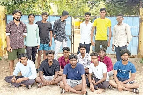 ಕನಕಗಿರಿ ಡಾ. ಬಿ.ಆರ್. ಅಂಬೇಡ್ಕರ್ ಮೆಟ್ರಿಕ್ ನಂತರದ ಬಾಲಕರ ವಸತಿ ನಿಲಯದ ವಿದ್ಯಾರ್ಥಿಗಳಿಗೆ ಮೂಲ ಸೌಲಭ್ಯಗಳನ್ನು ಒದಗಿಸುವಂತೆ ಆಗ್ರಹಿಸಿ ಹಾಸ್ಟೆಲ್ ಮುಂದೆ ದಿಢೀರ್ ಪ್ರತಿಭಟನೆ ನಡೆಸಲಾಯಿತು. ವಿದ್ಯಾರ್ಥಿಗಳಾದ ಸುರೇಶ ಚವ್ಹಾಣ್, ಪ್ರಕಾಶ ಬೇರಗಿ ಇತರರಿದ್ದರು.