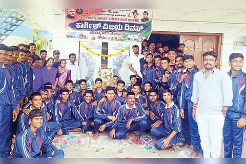 ಕನಕಗಿರಿಯ ಹಿಂದುಳಿದ ವರ್ಗಗಳ ಕಲ್ಯಾಣ ಇಲಾಖೆಯ ಸೇನಾ ಆಯ್ಕೆ ಪೂರ್ವ ತರಬೇತಿ ಕೇಂದ್ರದಲ್ಲಿ ಕಾರ್ಗಿಲ್ ವಿಜಯ ದಿವಸ್ ಆಚರಿಸಲಾಯಿತು. ಮೇಲ್ವಿಚಾರಕ ಮಲ್ಲಯ್ಯ ಗೋಮರ್ಸಿ, ಕ್ಯಾಪ್ಟನ್ ಪುಂಡಪ್ಪ ಅಡವಳ್ಳಿ, ಮಾಜಿ ಸೈನಿಕರಾದ ರವಿ ದೇಸಾಯಿ, ರವಿ ತಾಳಿ, ಶಿಕ್ಷಕರಾದ ಕುಮಾರ್ ದಶರಥ ಹುಲಿಹೈದರ್, ವೆಂಕಟೇಶ, ಶಿವಲೀಲಾ ತೋಳದ, ವಿದ್ಯಾರ್ಥಿಗಳು ಇತರರಿದ್ದರು. 