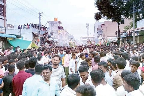 ಕನಕಗಿರಿ ರಾಜಬೀದಿಯಲ್ಲಿನ ಗಜಲಕ್ಷ್ಮೀ ದೇವಸ್ಥಾನದ ಬಳಿ ಕೌಡೆಪೀರ ದೇವರುಗಳು ವಿದಾಯಕ್ಕೂ ಮುನ್ನಾ ಸೇರಿಕೊಂಡು ಪರಸ್ಪರ ಆಲಂಗಿಸಿಕೊಂಡವು. 