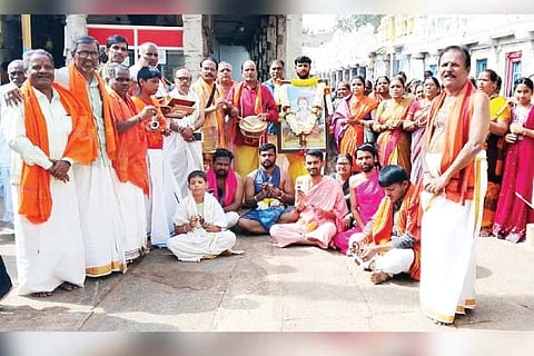 ಕನಕಗಿರಿಯಲ್ಲಿ ಶ್ರೀಗುರು ಶ್ರೀಶ ವಿಠ್ಠಲದಾಸರ ಆರಾಧನೆ ನಿಮಿತ್ತ ಭಾವಚಿತ್ರ ಮೆರವಣಿಗೆ ಮಾಡಲಾಯಿತು. ಪ್ರಮುಖರಾದ ಎಂ.ಪ್ರಲ್ಲಾದರಾವ್, ರಾಘವೇಂದ್ರ ಕರಡಿಗುಡ್ಡ, ಗುನ್ನಾಳ ಪ್ರಲ್ಲಾದರಾವ್, ಶ್ರೀಹರಿ, ಮಂಜು ಧನಂಜಯ, ಮಧು ಶ್ರೀನಿವಾಸ ಆಚಾರ್ಯ ರಾಜಪುರೋಹಿತ ಇತರರಿದ್ದರು.