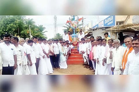 ಚಿಕ್ಕಮಾದಿನಾಳದಲ್ಲಿ ಭಾನುವಾರ ಜಯಂತಿ ನಿಮಿತ್ತ ವಾಲ್ಮೀಕಿ ವೃತ್ತಕ್ಕೆ ಪೂಜೆ ಸಲ್ಲಿಸಲಾಯಿತು. ಜಿಲ್ಲಾ ಕೆಡಿಪಿ ಮಾಜಿ ಸದಸ್ಯ ಗುರುನಗೌಡ, ತಾಪಂ ಮಾಜಿ ಅಧ್ಯಕ್ಷ ಬಸವಂತಗೌಡ, ಅಖಿಲ ಕರ್ನಾಟಕ ವಾಲ್ಮೀಕಿ ಮಹಾಸಭಾ ಗೌರವಾಧ್ಯಕ್ಷ ಮುದಿಯಪ್ಪ ನಾಯಕ ಇತರರಿದ್ದರು.