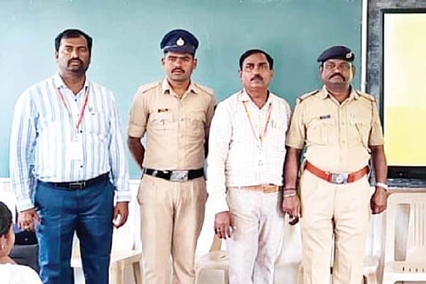 ಕನಕಗಿರಿ ಪಟ್ಟಣದ ಸ.ಪ.ಪೂ. ಕಾಲೇಜಿನಲ್ಲಿ ಮಾದಕ ವಸ್ತುಗಳ ಜಾಗೃತಿ ಕಾರ್ಯಕ್ರಮ ಮಂಗಳವಾರ ನಡೆಯಿತು. ಎಎಸ್‌ಐ ರಾಜು ಹಂಚಾಟೆ, ಕಾಲೇಜಿನ ಪ್ರಾಚಾರ್ಯ ಅಮರೇಶ್ ದೇವರಾಳ, ಪೇದೆಗಳಾದ ಸಿದ್ದರಾಮಯ್ಯ, ರವಿಚಂದ್ರ ಇದ್ದರು.