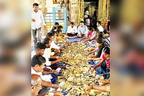 ಕನಕಗಿರಿ ಕನಕಾಚಲ ದೇವಸ್ಥಾನದಲ್ಲಿ ಕಾಣಿಕೆ ಪೆಟ್ಟಿಗೆಗಳನ್ನು ಮಂಗಳವಾರ ಎಣಿಕೆ ಸಂದರ್ಭ ತಹಸೀಲ್ದಾರ್ ವಿಶ್ವನಾಥ ಮುರುಡಿ, ಪ್ರಮುಖರಾದ ಕೀರ್ತಿ ಸೋನಿ, ವೆಂಕೋಬ ಬೋವಿ ಸೇರಿ ಭಕ್ತರು ಪಾಲ್ಗೊಂಡಿದ್ದರು.