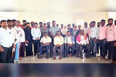 ಕನಕಗಿರಿ ತಾಪಂ ಕಚೇರಿಯಲ್ಲಿ ವಿವಿಧ ಯೋಜನೆಗಳಲ್ಲಿ ಉತ್ತಮ ಪ್ರಗತಿ ಸಾಧಿಸಿದ ತಾಲೂಕಿನ ಪಿಡಿಒ ಬಸವರಾಜ ಸಂಕನಾಳ, ಕಾರ್ಯದರ್ಶಿ ಶಿವರಾಜ, ಸಿಬ್ಬಂದಿಯನ್ನು ಸನ್ಮಾನಿಸಲಾಯಿತು. ತಾಪಂ ಸಹಾಯಕ ನಿರ್ದೇಶಕಿ ಶರಪೂನ್ನಿಸಾ ಬೇಗಂ, ತಾಲೂಕು ಯೋಜನಾಧಿಕಾರಿ ಡಾ.ಹುಲುಗಪ್ಪ ಇತರರಿದ್ದರು.