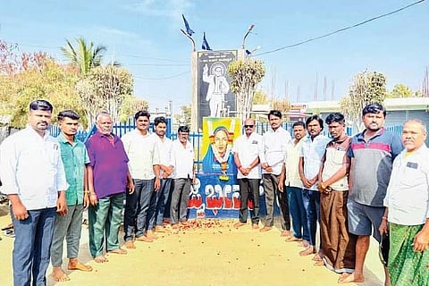 ಕನಕಗಿರಿಯ ಅಂಬೇಡ್ಕರ್ ವೃತ್ತದಲ್ಲಿ ಮೊದಲ ಮುಸ್ಲಿಂ ಶಿಕ್ಷಕಿ ಫಾತಿಮಾ ಶೇಖ್ ಜಯಂತಿ ಆಚರಿಸಲಾಯಿತು. ಬಿಜೆಪಿ ಮಂಡಲ ಅಧ್ಯಕ್ಷ ಸಣ್ಣ ಕನಕಪ್ಪ ಛಲವಾದಿ, ಪಪಂ ಹಂಗಾಮಿ ಅಧ್ಯಕ್ಷ ಕಂಠಿರಂಗ ನಾಯಕ, ಪ್ರಮುಖರಾದ ನೀಲಕಂಠ ಬಡಿಗೇರ್, ಮಕ್ತುಮ್ ಸಾಬ, ಶಶಿ ಕೋರಿ, ಮಂಜುನಾಥ, ಉಮೇಶ ಮ್ಯಾಗಡೆ, ಕಲ್ಯಾಣಪ್ಪ ಇತರರಿದ್ದರು.