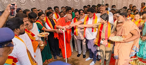 ಮಂಡ್ಯ ನಗರದ ಸರ್ ಎಂ.ವಿ.ವಿಶ್ವೇಶ್ವರಯ್ಯ ಒಳಾಂಗಣ ಕ್ರೀಡಾಂಗಣದ ಆವರಣದಲ್ಲಿ ಕನ್ನಡ ಭವನ ನಿರ್ಮಾಣಕ್ಕೆ ಭೂಮಿ ಪೂಜೆ ನೆರವೇರಿಸಲಾಯಿತು.