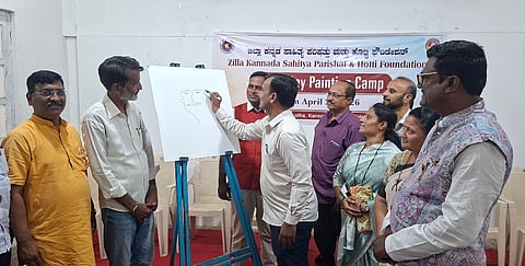 ಕಲಬುರಗಿ ಕನ್ನಡ ಭವನ ಕಲಾಸೌಧದಲ್ಲಿ ಸೋಮವಾರ ಆಯೋಜಿಸಿದ್ದ ಚಿತ್ರಕಲಾ ಶಿಬಿರಕ್ಕೆ ಪತ್ರಕರ್ತ ಭೀಮಾಶಂಕರ ಫಿರೋಜಾಬಾದ್​ ಚಾಲನೆ ನೀಡಿದರು. ವಿಜಯಕುಮಾರ ತೇಗಲತಿಪ್ಪಿ, ರೇವಣಸಿದ್ದಪ್ಪ ಹೊಟ್ಟಿ, ಸವಿತಾ ಪಾಟೀಲ್​, ಜಯಶ್ರೀ ಮುಚಳಂಬಿ, ವಿಜಯ ಬಿರಾದಾರ್​ ಇತರರಿದ್ದರು.