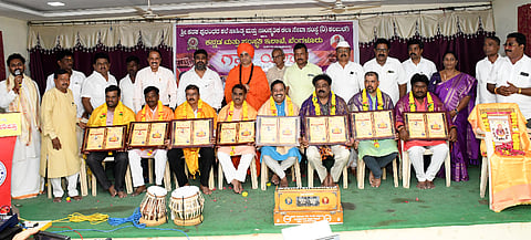 ಕಲಬುರಗಿಯ ಕನ್ನಡ ಭವನದ ಸುವರ್ಣ ಸೌಧದಲ್ಲಿ ಇತ್ತೀಚಿಗೆ ಆಯೋಜಿಸಿದ್ದ ಗಾನ ಯಾನ ಸಾಂಸ್ಕೃತಿಕ ಕಾರ್ಯಕ್ರಮದಲ್ಲಿ ಸಾಧಕರಿಗೆ ಬ್ರಹ್ಮಶ್ರೀ ನಾರಾಯಣಗುರು ಪ್ರಶಸ್ತಿ ನೀಡಿ ಗೌರವಿಸಲಾಯಿತು. ಪೂಜ್ಯ ವಿಶ್ವಾರಾಧ್ಯ ಮಳೇಂದ್ರ ಶಿವಾಚಾರ್ಯರು, ಬಾಲರಾಜ್​ ಗುತ್ತೇದಾರ್​, ಡಾ.ಸದಾನಂದ ಪೆರ್ಲ, ನಾಗಪ್ಪ ಹೊನ್ನಳ್ಳಿ, ಯಲಗೊಂಡ, ಬಿ.ಎಚ್​.ನಿರಗುಡಿ, ಸಾವಿತ್ರಿ ಪಾಟೀಲ್​, ನಾಗಪ್ಪ ಹೊನ್ನಳ್ಳಿ, ಅಂಬಯ್ಯ ಗುತ್ತೇದಾರ್​, ಸಂಸ್ಥೆಯ ಅಧ್ಯಕ್ಷ ಬಸಯ್ಯ ಗುತ್ತೇದಾರ ತೆಲ್ಲೂರ, ದೇವೇಗೌಡ ತೆಲ್ಲೂರ ಇತರರಿದ್ದರು.