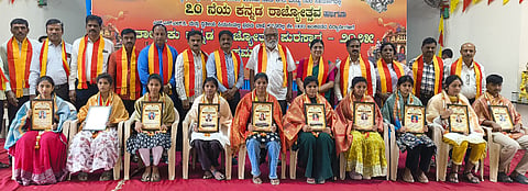 ಮಂಡ್ಯದ ಎಸ್.ಬಿ.ಸಮುದಾಯ ಭವನದಲ್ಲಿ ಆಯೋಜಿಸಿದ್ದ ಕನ್ನಡ ರಾಜ್ಯೋತ್ಸವದಲ್ಲಿ ಪ್ರತಿಭಾವಂತ ವಿದ್ಯಾರ್ಥಿಗಳನ್ನು ಸನ್ಮಾನಿಸಲಾಯಿತು. 