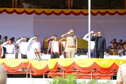 ಶಿವಮೊಗ್ಗ ನೆಹರು ಕ್ರೀಡಾಂಗಣದಲ್ಲಿ ಕನ್ನಡ ರಾಜ್ಯೋತ್ಸವ ಅಂಗವಾಗಿ ಜಿಲ್ಲಾಧಿಕಾರಿ ಗುರುದತ್ತ ಹೆಗಡೆ ಧ್ವಜಾರೋಹಣ ನೆರವೇರಿಸಿದರು. ಜಿ.ಕೆ.ಮಿಥುನ್‌ಕುಮಾರ್, ಅಭಿಷೇಕ್, ಸಿ.ಎಸ್.ಚಂದ್ರಭೂಪಾಲ್, ಎಚ್.ಸಿ.ಯೋಗೇಶ್ ಇದ್ದರು.