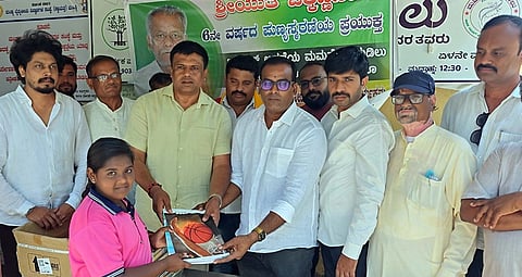 ಮಂಡ್ಯ ನಗರದ ಮಿಮ್ಸ್‌ನಲ್ಲಿ ಸರ್ಕಾರಿ ಶಾಲೆ ಮಕ್ಕಳಿಗೆ  ಶಾಸಕ ಪಿ.ರವಿಕುಮಾರ್ ಗಣಿಗ ನೋಟ್‌ಬುಕ್ ವಿತರಿಸಿದರು. 
