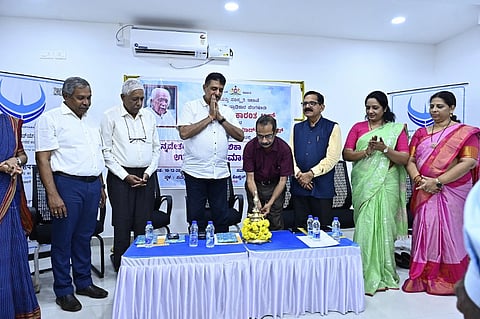 ಉಡುಪಿಯ ಕೊಚ್ಚಿನ್​ ಶಿಪ್​ಯಾರ್ಡ್​ನ ಸಭಾಂಗಣದಲ್ಲಿ ಆಯೋಜಿಸಿದ್ದ ಕನ್ನಡ ಭಾಷೆ ಕಲಿಕಾ ತರಬೇತಿ ಶಿಬಿರವನ್ನು ಸೀತಾರಾಮ ಶೆಟ್ಟಿ ಉದ್ಘಾಟಿಸಿದರು. ಹರಿಕುಮಾರ್​ ಎ., ಡಾ.ಗಣನಾಥ ಶೆಟ್ಟಿ ಎಕ್ಕಾರು, ಪೂರ್ಣಿಮಾ, ಎಂ.ಅಂಬಲವನನ್​, ಡಾ.ನಿಕೇತನಾ, ದೀಪಿಕಾ ಇದ್ದರು.