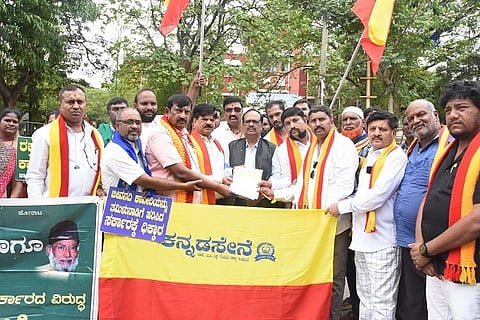  ತುಮಕೂರಿನ ಜಿಲ್ಲಾಧಿಕಾರಿ ಕಚೇರಿ ಮುಂಭಾಗ ಕನ್ನಡಪರ ಸಂಟನೆಗಳ ಒಕ್ಕೂಟದ ನೇತೃತ್ವದಲ್ಲಿ ಮೇಕೆದಾಟು ಯೋಜನೆ ಅನುಷ್ಠಾನ ಸೇರಿದಂತೆ ವಿವಿಧ ಬೇಡಿಕೆಗಳ ಈಡೇರಿಸುವಂತೆ ಒತ್ತಾಯಿಸಿ ಪ್ರತಿಭಟಿಸಲಾಯಿತು. 