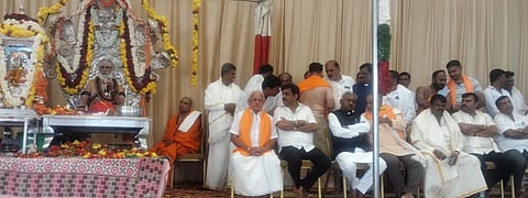 ಕನ್ನಲ್ಲಿಯಲ್ಲಿ ಹ್ಮಮಿಕೊಂಡಿದ್ದ ಧನುರ್ಮಾಸದ ಇಷ್ಟಲಿಂಗ ಮಹಾ ಪೂಜೆ ಹಾಗೂ ಧರ್ಮೋಪದೇಶ ಸಮಾರಂಭದಲ್ಲಿ ರಂಭಾಪುರಿ ಡಾ. ವೀರಸೋಮೇಶ್ವರ ಜಗದ್ಗುರುಗಳು ಆಶೀರ್ವಚನ ನೀಡಿದರು. ವಿವಿಧ ಮಠಾಧೀಶರು, ಎಸ್.ಶಾಂತರಾಜು, ಎಂ.ರುದ್ರೇಶ್, ಶಾಸಕ ಎಸ್.ಟಿ.ಸೋಮಶೇಖರ ಇದ್ದರು. 