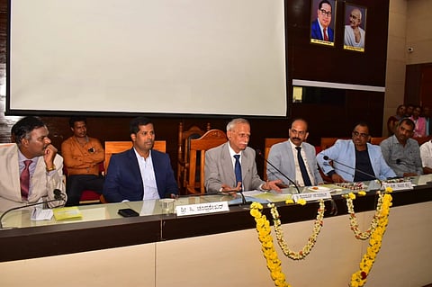 ಮಂಡ್ಯದಲ್ಲಿ ಆಯೋಜಿಸಿದ್ದ ಕಾನೂನು ಅರಿವು ಕಾರ್ಯಕ್ರಮದಲ್ಲಿ ನಿವೃತ್ತ ನ್ಯಾಯಮೂರ್ತಿ ಆರ್.ಗುರುರಾಜನ್ ಮಾತನಾಡಿದರು.