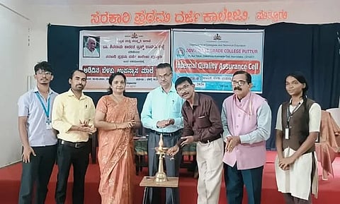 ದಕ್ಷಿಣ ಕನ್ನಡ ಜಿಲ್ಲೆ ಪುತ್ತೂರಿನ ಸರ್ಕಾರಿ ಪ್ರಥಮ ದರ್ಜೆ ಕಾಲೇಜ್​ನಲ್ಲಿ ಆಯೋಜಿಸಿದ್ದ 'ಅರಿವಿನ ಬೆಳಕು' ಉಪನ್ಯಾಸ ಕಾರ್ಯಕ್ರಮವನ್ನು ಪ್ರೊ.ಸುಬ್ಬಪ್ಪ ಕೈಕಂಬ ಉದ್ಘಾಟಿಸಿದರು. ಡಾ. ವರದರಾಜ್​ ಚಂದ್ರಗಿರಿ, ಡಾ.ಗಣನಾಥ್​ ಶೆಟ್ಟಿ ಎಕ್ಕಾರು, ಪೂರ್ಣಿಮಾ, ಪುಪ್ಪರಾಜ್​ ಇದ್ದರು.