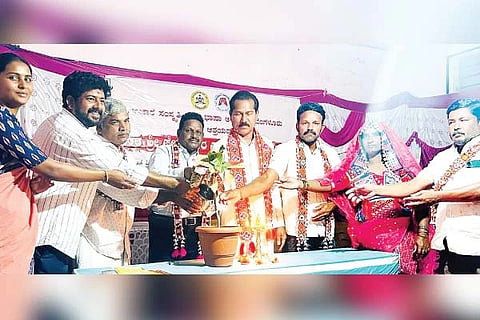 ಕಾರಟಗಿ ತಾಲೂಕಿನ ರವಿ ನಗರದಲ್ಲಿ ಸಂತ ಸೇವಾಲಾಲರ ಸಂದೇಶ ಹಾಗೂ ತತ್ವಗಳ ಚಿಂತನ-ಮಂಥನ ವಿಚಾರ ಸಂಕಿರಣಕ್ಕೆ ಆಲ್ ಇಂಡಿಯಾ ಬಂಜಾರ ಸೇವಾ ಸಂಘದ ಜಿಲ್ಲಾಧ್ಯಕ್ಷ ಪಿ.ಲಕ್ಷ್ಮಣ ನಾಯ್ಕ ಚಾಲನೆ ನೀಡಿದರು. ದೀಪಾ ರಾಠೋಡ್, ಕುಮಾರ್ ರಾಠೋಡ್ ಇದ್ದರು.