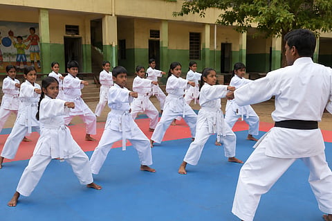 ಸರ್ಕಾರಿ ಶಾಲೆಯ ವಿದ್ಯಾರ್ಥಿಗಳಿಗೆ ಕರಾಟೆ ತರಬೇತಿ