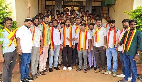 ಬೀದರ್ ತಾಲ್ಲೂಕಿನ ಮನ್ನಳ್ಳಿ ಗ್ರಾಮದಲ್ಲಿ ನಡೆದ ಕರ್ನಾಟಕ ರಕ್ಷಣಾ ವೇದಿಕೆಯ ತಾಲ್ಲೂಕು ಘಟಕದ ಪದಾಧಿಕಾರಿಗಳ ಪದಗ್ರಹಣ ಕಾರ್ಯಕ್ರಮದಲ್ಲಿ ವೇದಿಕೆಯ ಜಿಲ್ಲಾ ಘಟಕದ ಅಧ್ಯಕ್ಷ ಸೋಮನಾಥ ಮುಧೋಳ ಮಾತನಾಡಿದರು.