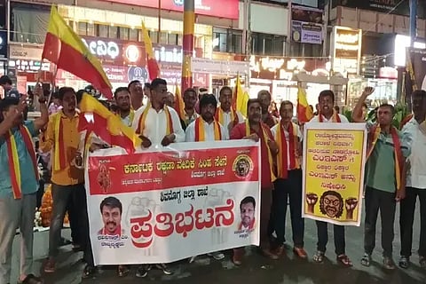 ಎಂಇಎಸ್ ರದ್ದು ಮಾಡುವಂತೆ ಒತ್ತಾಯಿಸಿ ಕರ್ನಾಟಕ ರಕ್ಷಣಾ ವೇದಿಕೆ ಸಿಂಹ ಸೇನೆ ಜಿಲ್ಲಾ ಘಟಕದ ಕಾರ್ಯಕರ್ತರು ನಗರದ ಟಿ.ಸೀನಪ್ಪ ಶೆಟ್ಟಿ ವೃತ್ತದಲ್ಲಿ ಪ್ರತಿಭಟನೆ ನಡೆಸಿದರು. ಎಸ್.ಎಂ.ಮಧುಸೂದನ್, ಅಭಿಜಿತ್ ನವುಲೆ ಇತರರಿದ್ದರು.