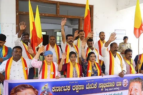 ರಾಜಕಾಲುವೆಯ ಬಫರ್ ಜೋನ್ ಅತಿಕ್ರಮಣ ತೆರವುಗೊಳಿಸುವಂತೆ ಒತ್ತಾಯಿಸಿ ಕರ್ನಾಟಕ ರಕ್ಷಣಾ ವೇದಿಕೆ   ಸ್ವಾಭಿಮಾನಿ ಬಣದ ಜಿಲ್ಲಾ ಘಟಕದ ಪದಾಧಿಕಾರಿಗಳು ಡಿಸಿ ಕಚೇರಿ ಎದುರು ಪ್ರತಿಭಟನೆ ನಡೆಸಿದರು.   ಕಿರಣ್‌ಕುಮಾರ್, ಸಂತೋಷ್, ಪ್ರವೀಣ್‌ಕುಮಾರ್, ಕೃಷ್ಣಪ್ಪ, ನೂರುಲ್ಲ ಇತರರಿದ್ದರು.