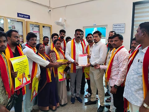 ಕನ್ನಡ ವಿರೋಧಿ ನಿಲುವು ತಾಳಿರುವ ರಾಜ್ಯಪಾಲರನ್ನು ಕೇಂದ್ರ ಸರ್ಕಾರ ವಜಾ ಮಾಡುವಂತೆ ಆಗ್ರಹಿಸಿ ಎಡಿಸಿ ಅಬೀದ್​ ಗದ್ಯಾಳ್​ ಅವರಿಗೆ ಅ.ರಾ. ಪ್ರಭಾಕರ್​ ಪೂಜಾರಿ ಮನವಿ ಸಲ್ಲಿಸಿದರು. ಶಹಾಬುದ್ದೀನ್​, ಅಜರುದ್ಧೀನ್​, ಪುರುಷೋತ್ತಮ ಪೂಜಾರಿ, ರಾಜು ಬಸ್ರೂರು, ಅಶ್ವಿನಿ ನಾಯಕ್​, ಗೀತಾ ಪೂಜಾರಿ, ಅನೂಷಾ ಆಚಾರ್​, ಸುನಂದಾ ಕೋಟ್ಯಾನ್​ ಇತರರಿದ್ದರು.