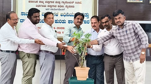 ಮಂಡ್ಯದಲ್ಲಿ ಆಯೋಜಿಸಿದ್ದ  ದಾಖಲೆಗಳ ನಿರ್ವಹಣೆ ಕುರಿತು ಕಾರ್ಯಾಗಾರವನ್ನು ಅಪರ ಜಿಲ್ಲಾಧಿಕಾರಿ ಬಿ.ಸಿ.ಶಿವಾನಂದಮೂರ್ತಿ  ಉದ್ಘಾಟಿಸಿದರು. 