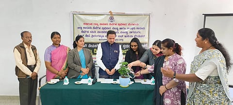 ಮಂಡ್ಯ ನಗರದ ಕಾನೂನು ಸೇವೆಗಳ ಪ್ರಾಧಿಕಾರದ ಕಚೇರಿಯಲ್ಲಿ ಆಯೋಜಿಸಿದ್ದ ಕಾರ್ಯಾಗಾರವನ್ನು ಅರೆಕಾಲಿಕ ಸಿಬ್ಬಂದಿ ಮತ್ತು ಸ್ವಯಂ ಸೇವಕರು ಗಿಡಕ್ಕೆ ನೀರೆರೆಯುವ ಮೂಲಕ ಉದ್ಘಾಟಿಸಿದರು. 