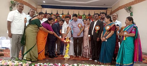 ಮಂಡ್ಯ ನಗರದ ಎಸ್.ಬಿ. ಸಮುದಾಯ ಭವನದಲ್ಲಿ ಆಯೋಜಿಸಿದ್ದ ಸಮಾರಂಭವನ್ನು ವಿಧಾನ ಪರಿಷತ್ ಸದಸ್ಯ ಮಧು ಜಿ.ಮಾದೇಗೌಡ ಉದ್ಘಾಟಿಸಿದರು. 