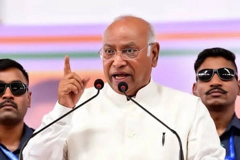ಬಂಗಾಳ ಕುರುಕ್ಷೇತ್ರ: ಮ್ಯಾಜಿಕ್ ನಂಬರ್ ಮಿಸ್ ಆದ್ರೆ ಕಾಂಗ್ರೆಸ್ ನಡೆ ಏನು? ಮಮತಾಗೆ ಹಸ್ತದ ಬೆಂಬಲ ಸಿಗುತ್ತಾ? ಖರ್ಗೆ ಉತ್ತರದಲ್ಲಿದೆ ಬಿಗ್ ಟ್ವಿಸ್ಟ್!