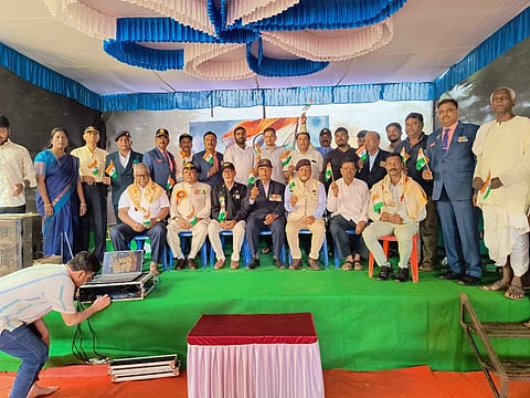 army felicitation ಹುಬ್ಬಳ್ಳಿಯ ಭೈರಿದೇವರಕೊಪ್ಪದಲ್ಲಿ ಕಾರ್ಗಿಲ್​ ವಿಜಯ ದಿವಸದ ಅಂಗವಾಗಿ ಭಾರತೀಯ ಸೈನಿಕರನ್ನು ಸನ್ಮಾನಿಸಲಾಯಿತು. ಬಿಜೆಪಿ ಮುಖಂಡ ಸಂಕಲ್ಪ ಶೆಟ್ಟರ್​, ನಾಗೇಶ, ಶಿವಕುಮಾರ ಕೊಪ್ಪದ, ಮಂಜುನಾಥ ನಾಗರಾಳ, ಭಾರತಿ ಟಪಾಲ್​, ವಿನೋದ್​ ಬಂಕಾಪುರ, ಮಾಂತೇಶ ನಾಶಿ, ಇತರರು ಇದ್ದರು.