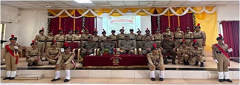 Kargil ಕಾರ್ಗಿಲ್ ವಿಜಯೋತ್ಸವ ಅಂಗವಾಗಿ ಹುಬ್ಬಳ್ಳಿಯ ಶ್ರೀ ಕಾಡಸಿದ್ದೇಶ್ವರ ಕಲಾ ಹಾಗೂ ಎಚ್.ಎಸ್. ಕೋತಂಬ್ರಿ ವಿಜ್ಞಾನ ಸಂಸ್ಥೆಯಲ್ಲಿ ಎಬಿವಿಪಿಯಿಂದ ಆಯೋಜಿಸಿದ್ದ ಕಾರ್ಗಿಲ್ ವಿಜಯ ಗಾಥೆ ಕಾರ್ಯಕ್ರಮದಲ್ಲಿ ಎನ್​ಸಿಸಿ ಅಧಿಕಾರಿಗಳು ಹಾಗೂ ಕೆಡೆಟ್​ಗಳು ಪಾಲ್ಗೊಂಡಿದ್ದರು. 