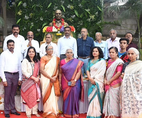 ಕಂಠೀರವ ಸ್ಟುಡಿಯೋ ಆವರಣದಲ್ಲಿ ಹಿರಿಯ ಕಲಾವಿದ ಟಿ.ಎಸ್. ಕರಿಬಸಯ್ಯ ಅವರ ಪುತ್ಥಳಿಯನ್ನು ವಾತಾ ಇಲಾಖೆ ಆಯುಕ್ತ ಅನುಚೇತ್ ಅನಾವರಣಗೊಳಿಸಿದರು. ಕಂಠೀರವ ಸ್ಟುಡಿಯೋ ಚೇರ್ಮನ್ ಮೆಹಬೂಬ್ ಪಾಷ, ಕರಿಬಸಯ್ಯ ಕುಟುಂಬ ಸದಸ್ಯರು ಉಪಸ್ಥಿತರಿದ್ದರು.