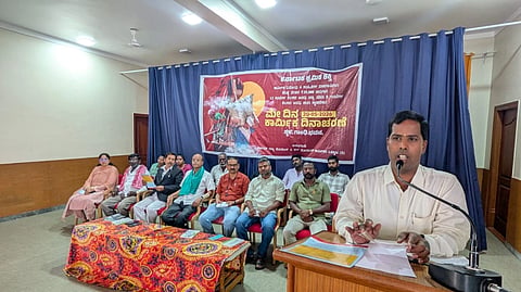 ಮಂಡ್ಯ ನಗರದ ಗಾಂಧಿಭವನದಲ್ಲಿ ಆಯೋಜಿಸಿದ್ದ ಕಾರ್ಮಿಕರ ದಿನಾಚರಣೆಯಲ್ಲಿ ಜಿಲ್ಲಾಧಿಕಾರಿ ಡಾ.ಕುಮಾರ ಮಾತನಾಡಿದರು.