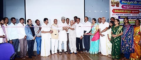 ತುಮಕೂರಿನಲ್ಲಿ ಕರ್ನಾಟಕ ವಿಕಾಸ ರಂಗ ಆಯೋಜಿಸಿದ್ದ "ಶಾಸ್ತ್ರೀಯ ಸಂಗೀತೋತ್ಸವ'ವನ್ನು ಮುರಳೀಧರ ಹಾಲಪ್ಪ ಉದ್ಘಾಟಿಸಿದರು. ಮುರಳಿಕೃಷ್ಣಪ್ಪ, ಕೆ.ಎಸ್​.ಸಿದ್ದಲಿಂಗಪ್ಪ, ವ.ಚ.ಚನ್ನೇಗೌಡ, ಮಹದೇವಪ್ಪ, ಪ್ರೊ.ಚಂದ್ರಣ್ಣ, ವಿ.ಎಂ.ಪ್ರಸನ್ನಕುಮಾರ್​, .ಡಿ.ಹನುಮಂತರಾಯಪ್ಪ, ಮಲ್ಲಿಕಾರ್ಜುನಸ್ವಾಮಿ ಮತ್ತಿತರರು ಇದ್ದರು. 