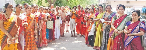 ಕಲಬುರಗಿಯ ಕರುಣೇಶ್ವರ ನಗರದ ಶ್ರೀ ಜೈ ವೀರ ಹನುಮಾನ ಮಂದಿರದಲ್ಲಿ ಹನುಮ ಜಯಂತಿ ನಿಮಿತ್ತ ಪಲ್ಲಕ್ಕಿ ಉತ್ಸವ ನಡೆಯಿತು.