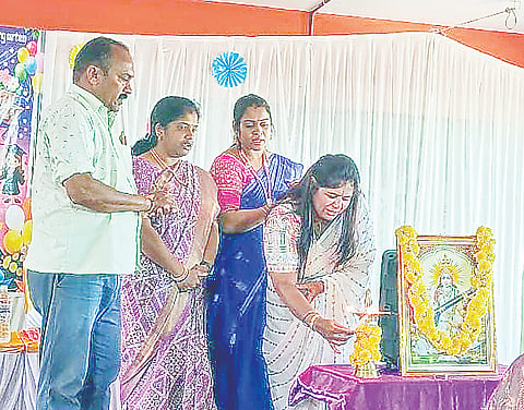 ಆಲೂರು ಸಿದ್ದಾಪುರದಲ್ಲಿ ಆಯೋಜಿಸಿದ್ದ ಬೀಳ್ಕೊಡುಗೆ ಹಾಗೂ ಸಾಂಸ್ಕೃತಿಕ ಕಾರ್ಯಕ್ರಮವನ್ನು ರಾಣಿ ಅಂತೋಣಿ ಡಿಸೋಜ ಉದ್ಘಾಟಿಸಿದರು. ರೀನಾ, ಜಯಕುಮಾರ್, ನಮಿತಾ ಇತರರು ಇದ್ದರು.