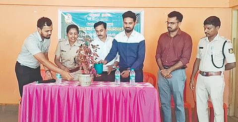 ಆರೋಗ್ಯ ಉಚಿತ ತಪಾಸಣಾ ಶಿಬಿರವನ್ನು ವಲಯ ಅರಣ್ಯಾಧಿಕಾರಿ ಪೂಜಾಶ್ರೀ ಉದ್ಘಾಟಿಸಿದರು. ಚೇತನ್, ಮಲ್ಲಯ್ಯ, ನಚಿಕೇತ್, ಅಭಿಜಿತ್, ಕಾರ್ತಿಕ್ ಮತ್ತಿತರರಿದ್ದರು.